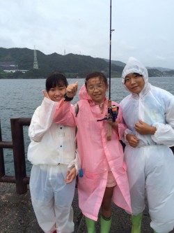 雨のマリーナシティ、サビキでイサキ