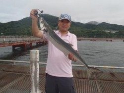 神戸市立須磨海づり公園、バイブレーションで立派なサワラ！