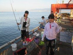 尼崎市立魚つり公園　イワシが入れ喰い