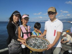 満員！尼崎市立魚つり公園　釣果もすごいこと…