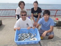 神戸市立平磯海づり公園　サビキでイワシ、アジ