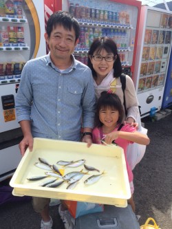 マリーナシティ海釣り公園　サビキでアジの釣…