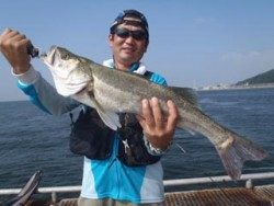 のませ釣りでスズキ67cm！神戸市立須磨海づり公園