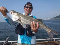 のませ釣りでスズキ67cm！神戸市立須磨海…