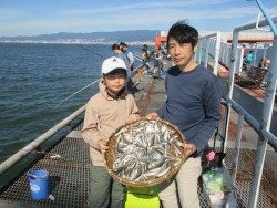 尼崎市魚つり公園　ファミリーでサビキ楽しめます
