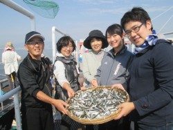 尼崎海釣り公園 イワシは朝から釣れっぱなし