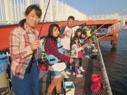 尼崎海釣り公園 イワシは朝から釣れっぱなし