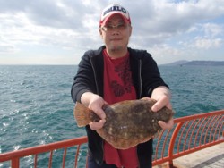 神戸市立平磯海づり公園　投げ釣りでカレイ