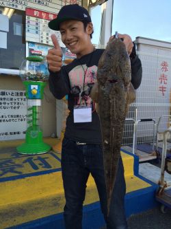 マリーナシティ海釣り公園　ルアーで良型マゴ…