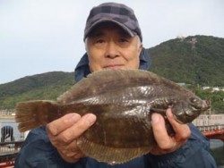 神戸市立須磨海づり公園　良型カレイ