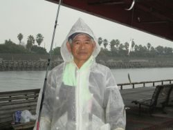 尼崎市立魚つり公園　シラサエビでセイゴなど