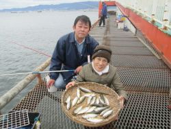 尼崎市立魚つり公園 食べ頃サイズのアジばか…