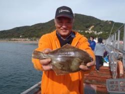 須磨海釣り公園　投げ釣りでカレイ30cm