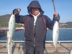 須磨海釣り公園　ウキ流しでハマチ2尾