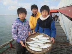 尼崎市魚つり公園 魚種多彩に楽しめます