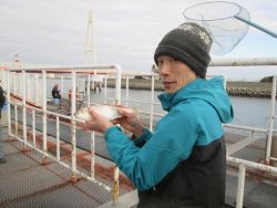 尼崎市立魚つり公園　セイゴ好調！ノマセでブ…