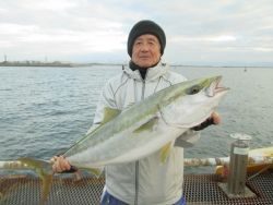 尼崎市立魚つり公園　セイゴ好調！ノマセでブリも！