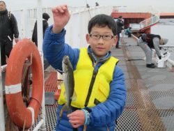 尼崎市立魚つり公園　ズボ釣りでセイゴほか