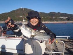 神戸市立須磨海づり公園　スズキ60cm！