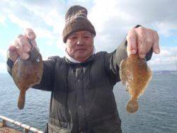 須磨海釣り公園　投げ釣りでメイタガレイ2枚