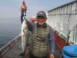 尼崎市立魚つり公園 エビ撒きズボ釣りでスズキサイズ