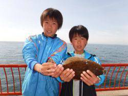 神戸市立平磯海づり公園　カレイ32cm