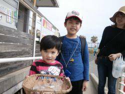 大阪南港海釣り公園　サビキでイワシ好調