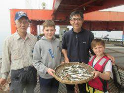 サビキで大賑わい！尼崎市立魚つり公園