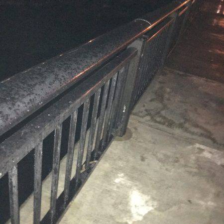 雨と爆風に耐えて、粘って