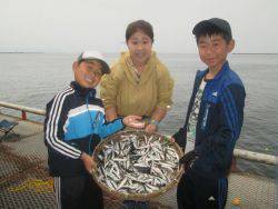 尼崎市立魚つり公園　イワシ７０００匹！