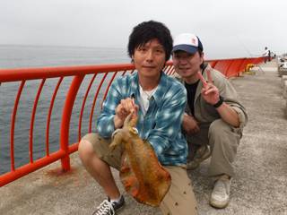 神戸市立平磯海づり公園　エギングでアオリイ…