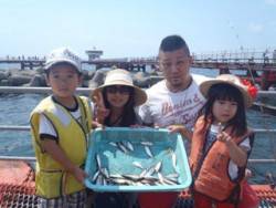 神戸市立須磨海づり公園 ファミリーサビキでアジ釣果