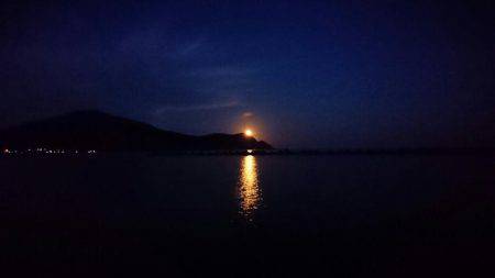 肌寒いサーフへ