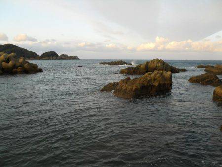 強風の中、磯でアオリイカのヤエン釣り