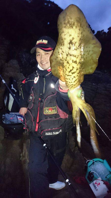 アオリイカ3連発！和歌山県串本大島の地磯で年末竿納め釣行【角田裕介氏連載記事浮きアオリイカ釣り 第3弾】