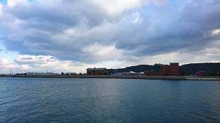 昼間は手堅く穴釣りで。