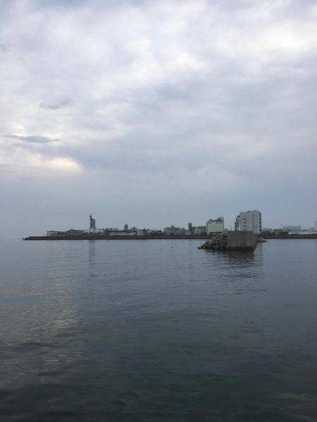 初夏やのに寒い