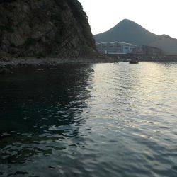 梅雨晴れ、磯でアオリイカのヤエン釣り