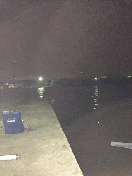 強風の中で……