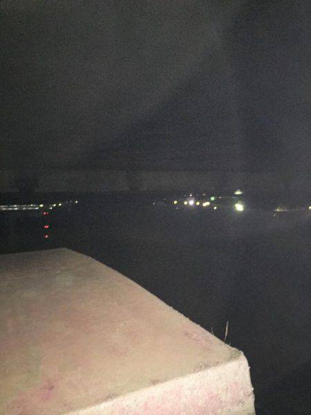 強風の中で……