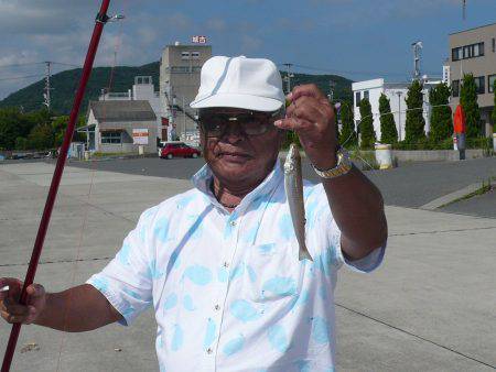志筑バス停前でキス狙い