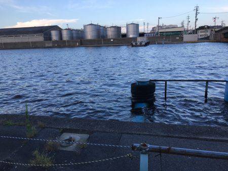 四日市港手前運河にて