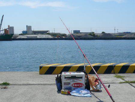 志筑バス停前でキス狙い