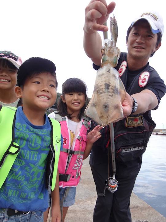 アオリイカの活き餌は子どもたちが釣った豆アジ！【角田裕介氏連載記事浮きアオリイカ釣り 第11弾】