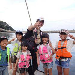 アオリイカの活き餌は子どもたちが釣った豆アジ！【角田裕介氏連載記事浮きアオリイカ釣り 第11弾】