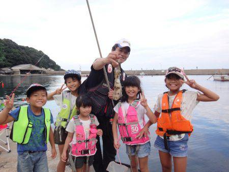 アオリイカの活き餌は子どもたちが釣った豆アジ！【角田裕介氏連載記事浮きアオリイカ釣り 第11弾】