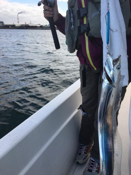 ボートでユラユラ太刀魚狙い