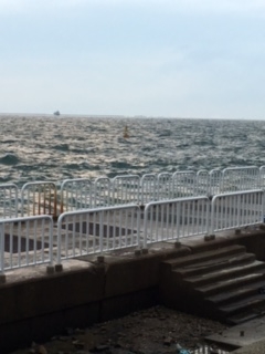 爆風の中、なんとか