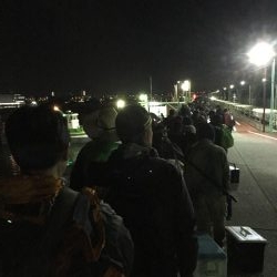 朝一、人人人…