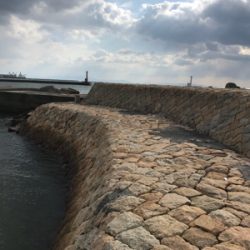 爆風のなかで…